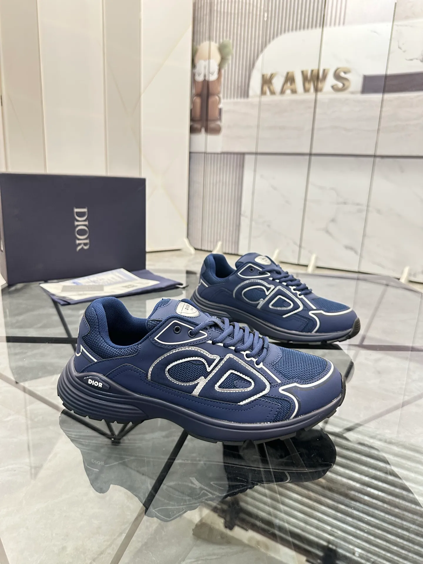 Men's shoes: 💰P400¥ Available in Guangzhou Product trademark: Dior* "Dior*" low-top casual shoes Regular size: 35-46 (can be customized to 47) Couple style Product materials: Upper imported cowhide stitched with original fabric, breathable lining, ultra-light foam original outsole. No.: 007